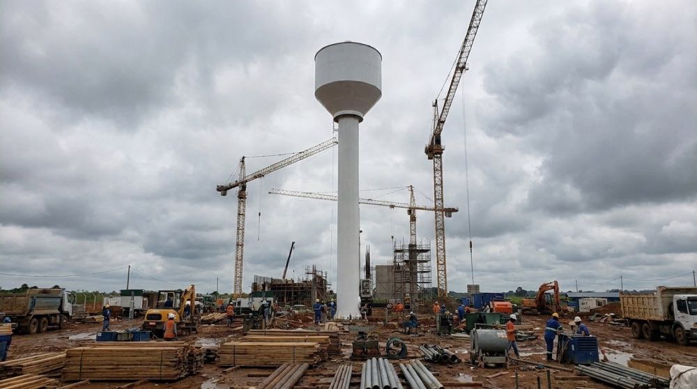 Reservatório elevado sobre torre em canteiro de obra